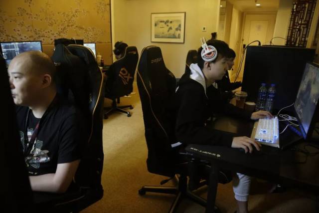 今晚7点LPL！RNG vs OMG赛果影响，谁将拿到复活甲？