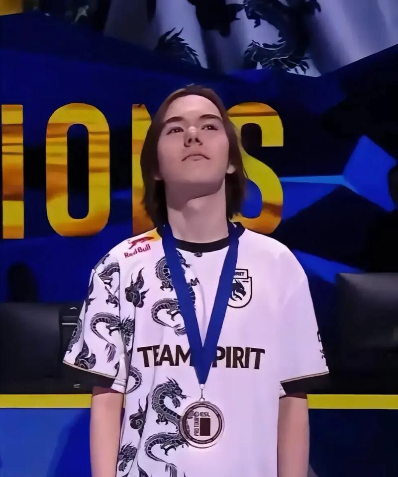 RNG官博祝中单选手xiaohuLPL出道七周年快乐！