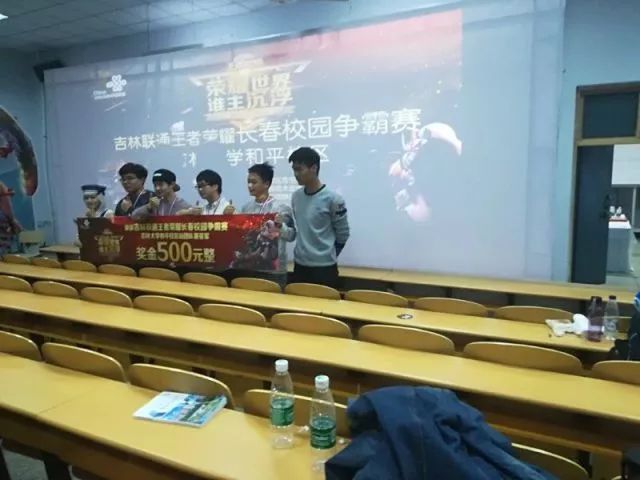 路上的石头：我是那个人的粉丝（ TheShy ），在这两年的合作中我对他非常好。